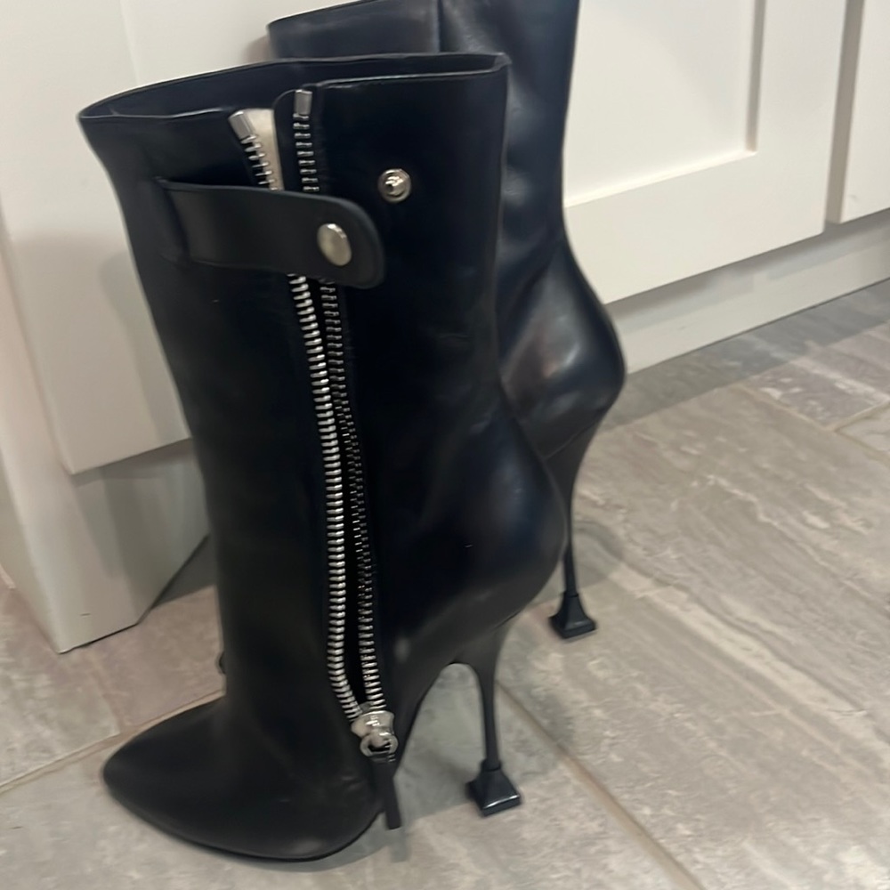 Women’s Black Boots!!